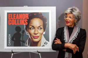 Eleanor Collins et le timbre avec son visage à son effigie