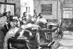 3 hommes assis sur des chaises de barbier dans les années 1800 se font couper les cheveux et ou la barbe par des barbiers noirs. 
